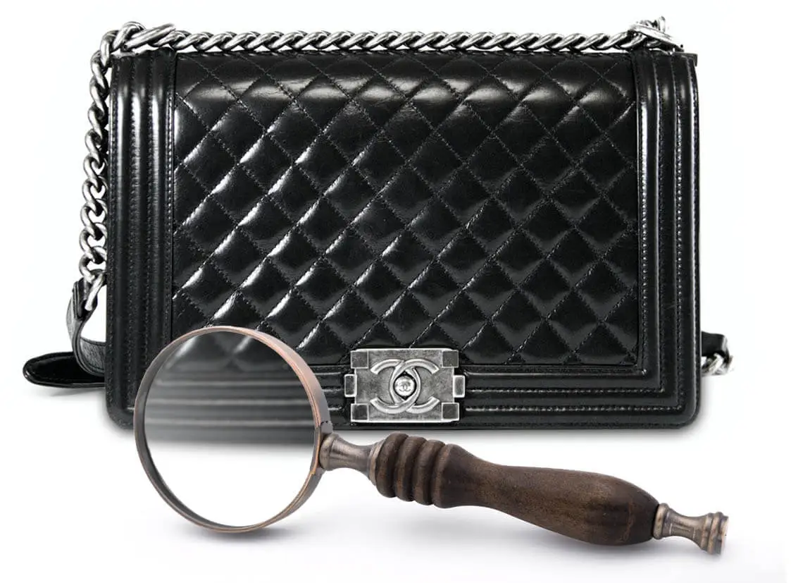 Prüfung einer Chanel Tasche mit der Lupe