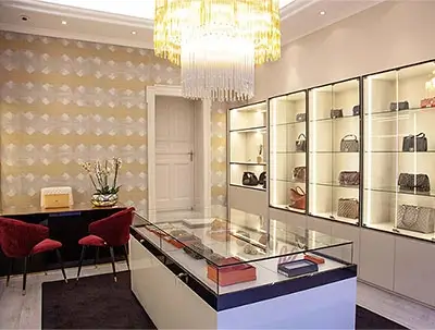 Blick in unseren Store mit ausgestellten Taschen