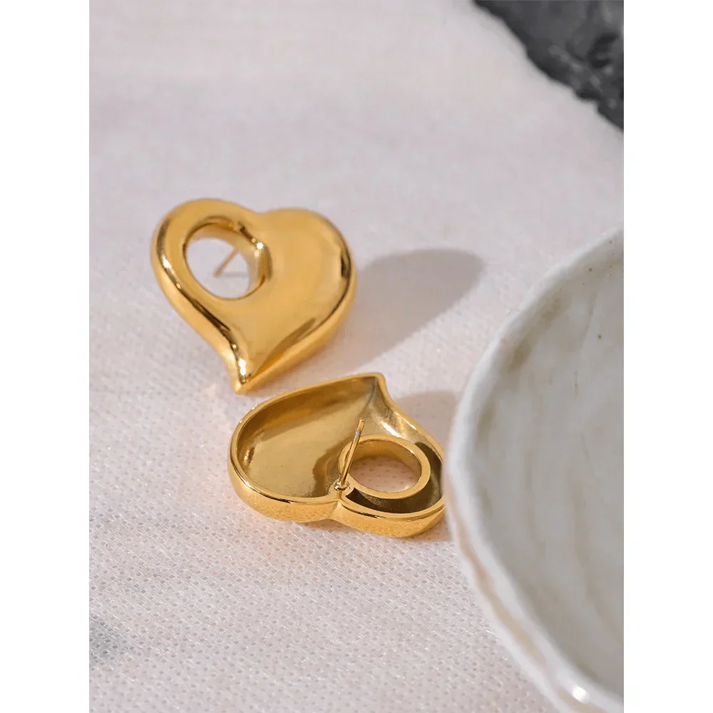 Wee Luxury Women Earrings Romantic Hollow Stud Heart Earrings in Stainless Steel