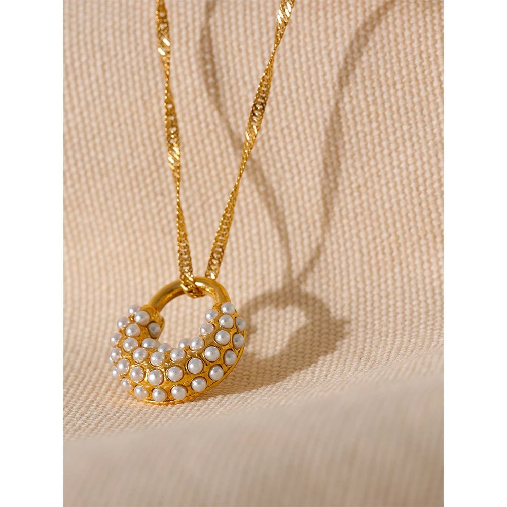 Wee Luxury Women Necklaces Vintage Imitation Pearls Round Pendant Stainless Steel Necklace