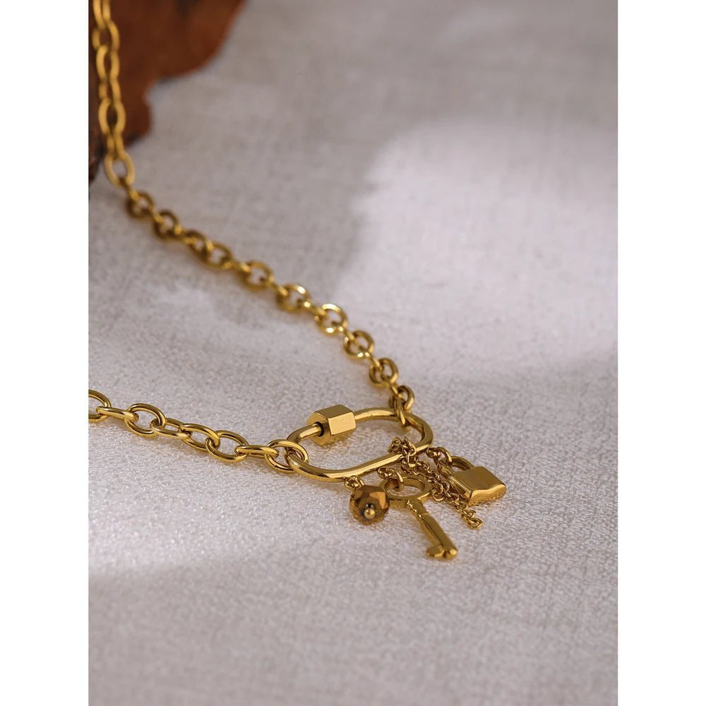 Wee Luxury Women Necklaces YH1734A Gold Chain Charm Metal Crystal Lock Key Pendant Necklace