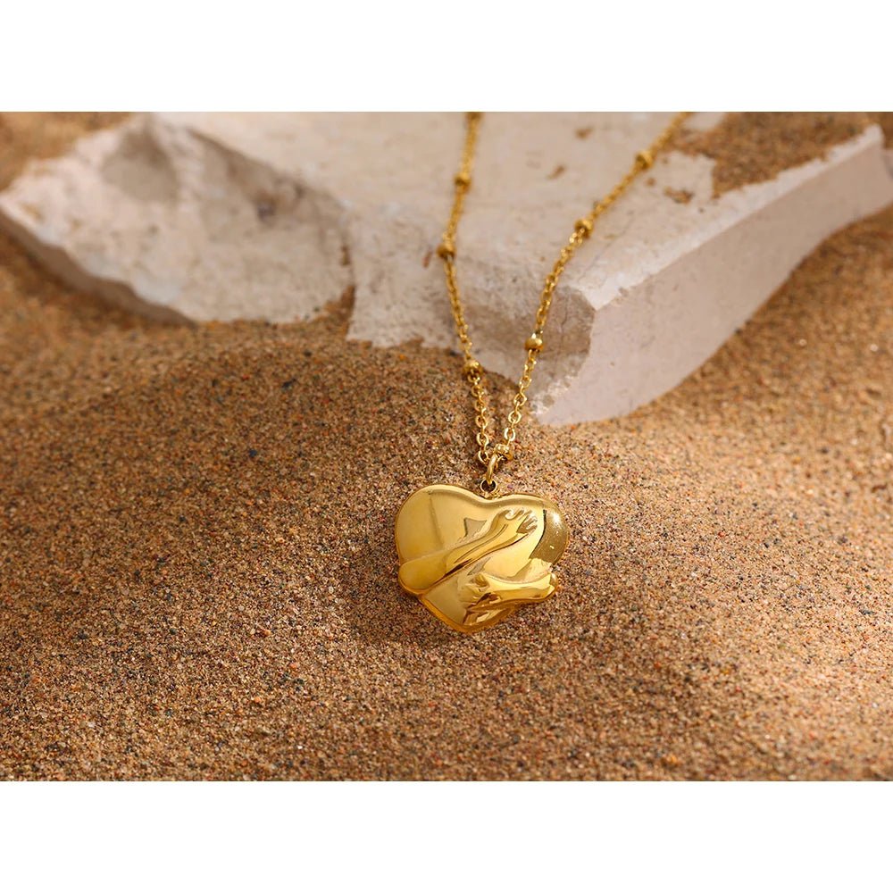 Wee Luxury Women Necklaces YH728A Gold Stainless Steel Heart Embrace Pendant Necklace for Women