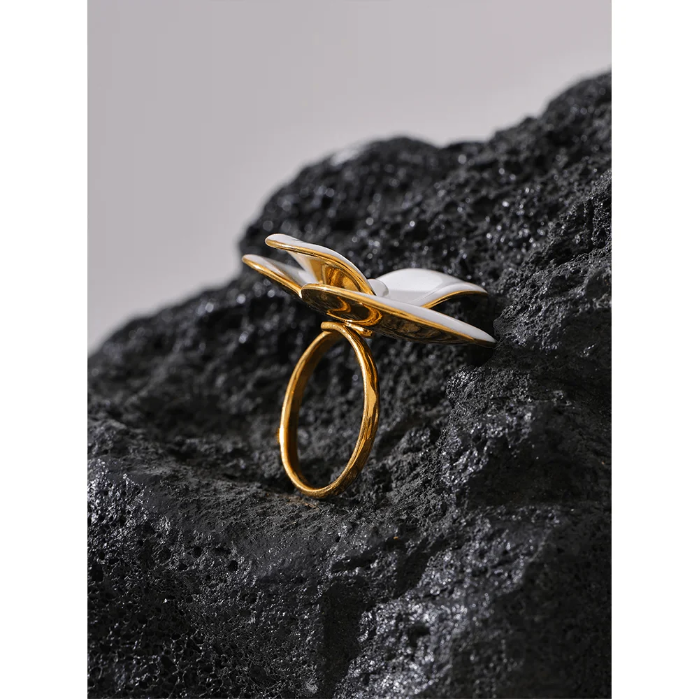 Wee Luxury Women Rings Gold Plated White Enamel Flower Fashion Chic Adjustable Ring for Women