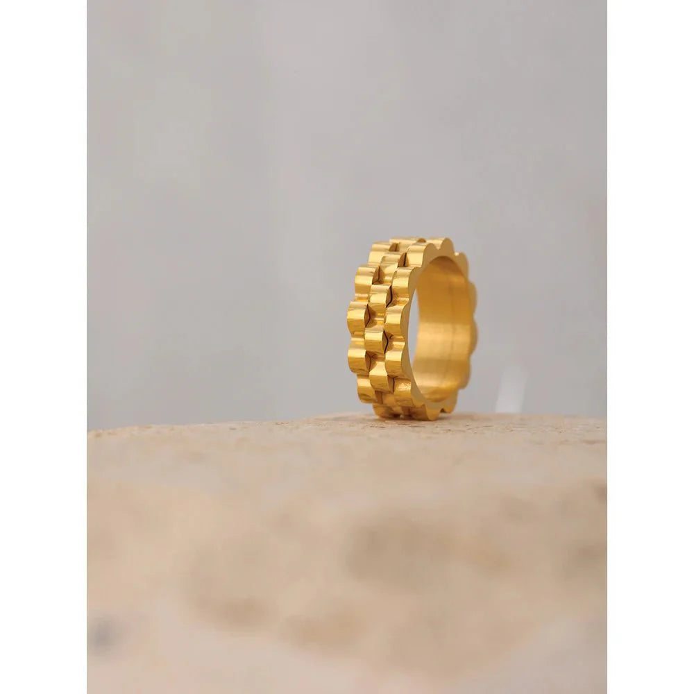 Wee Luxury Women Rings Trendy Simple Chic Golden Metal Stainless Steel Women Finger Ring