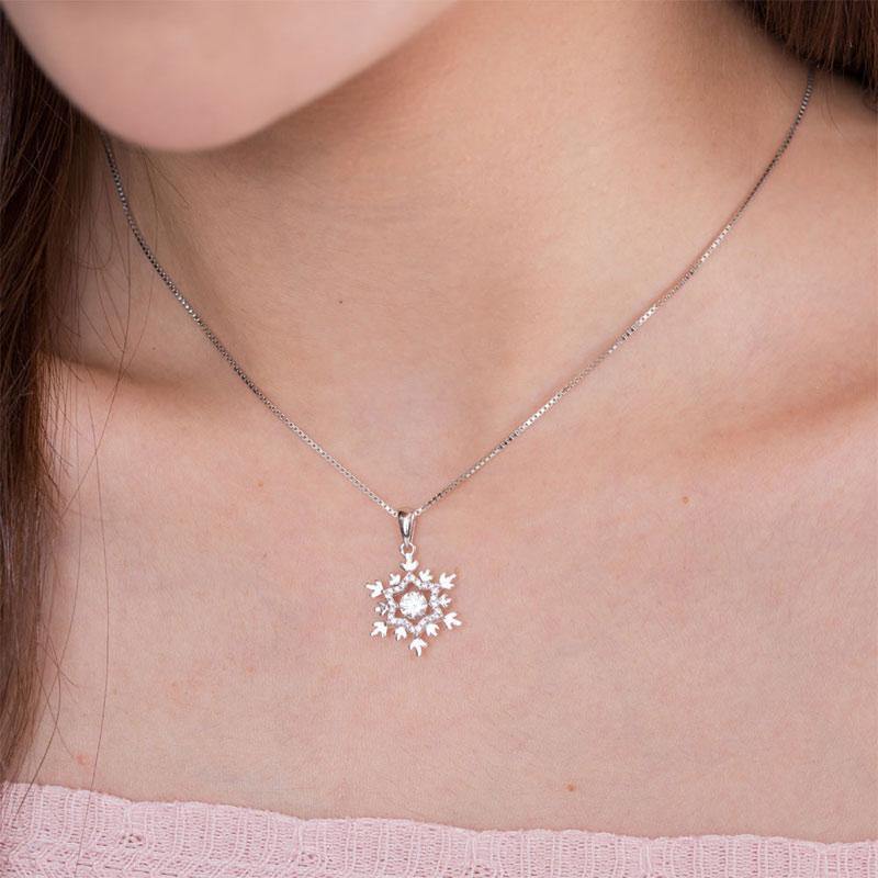 Wee Luxury Silver Necklaces 18" (45.7 cm) including the clasp / Silver Dancing Stone Snowflake Sterling Silver Necklace